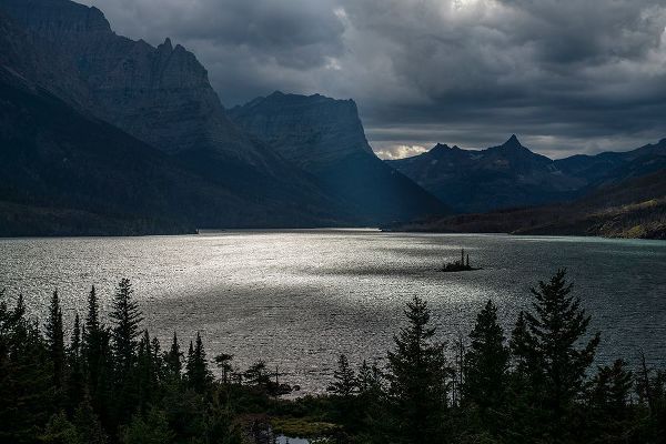 Jaynes Gallery 아티스트의 USA-Montana-Glacier National Park Fall storm above St Mary Lake작품입니다.